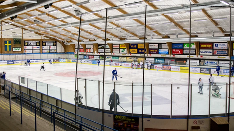 En ishall där folk spelar hockey.