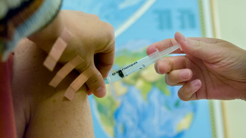 En person ger en annan person vaccin.