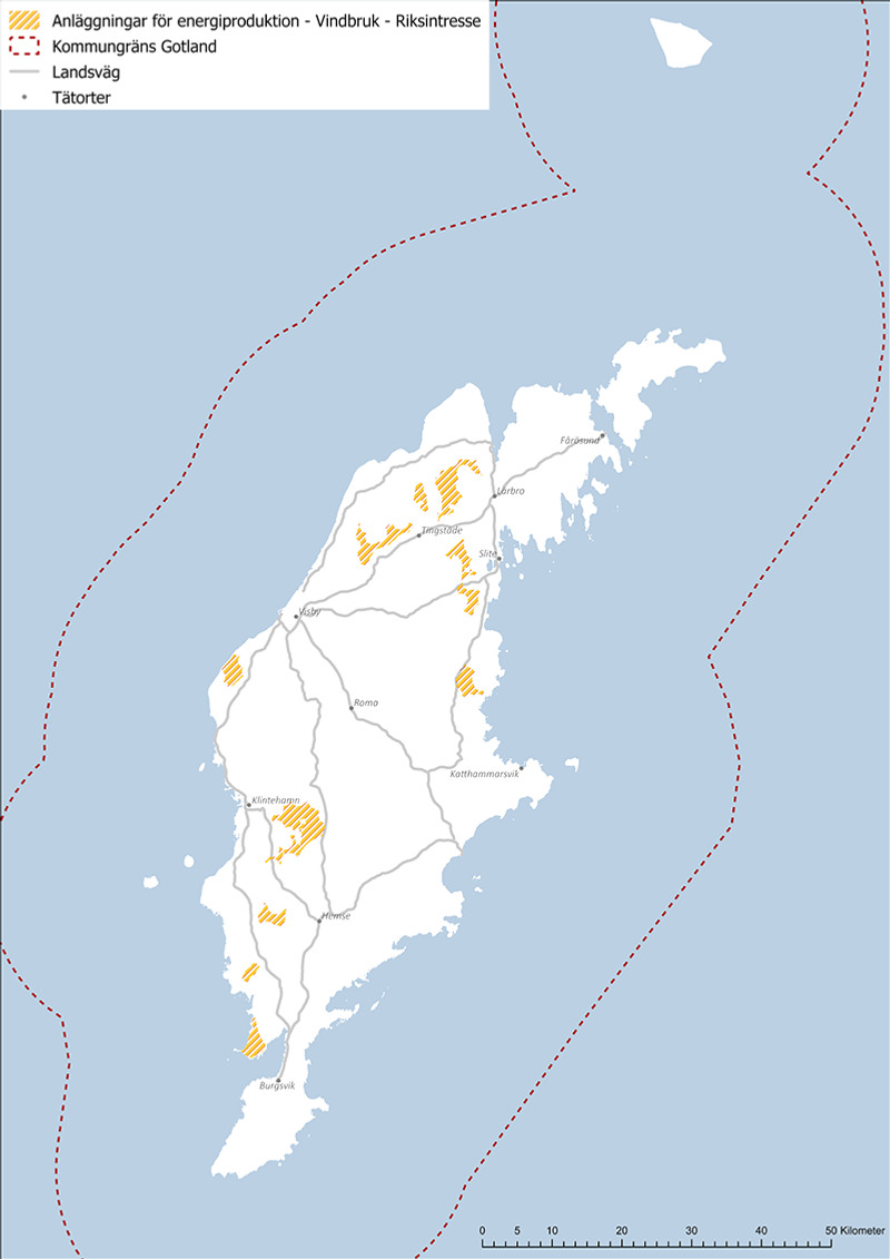 Karta över Gotland, med riksintresseområden för friluftsliv markerade. Teckenförklaring: Diaginalt gul- och rödstreckad yta: Anläggningar för energiproduktion, vindbruk Mörkröd kortstreckad linje: Kommungräns Gotland Grå linje: Landsväg Svarta prickar: Tätorter.