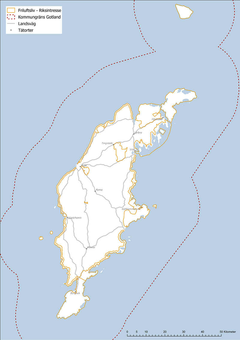 Karta över Gotland, med riksintresseområden för friluftsliv utmarkerade.  Teckenförklaring: Orange ytterkant: Friluftsliv, riksintresse Mörkröd kortstreckad linje: Kommungräns Gotland Grå linje: Landsväg Svarta prickar: Tätorter.