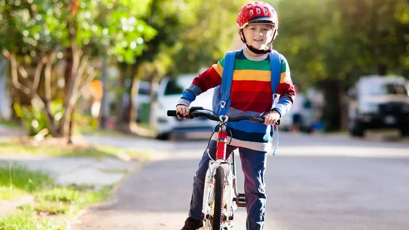 Pojke på cykel