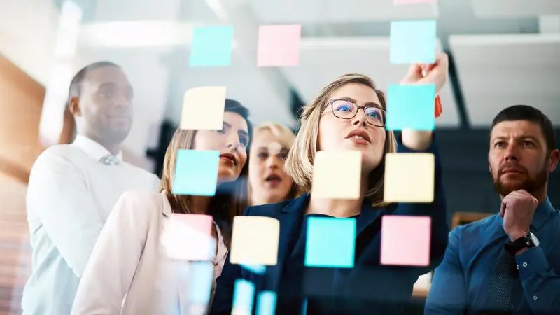 En grupp människor som står runt varandra.