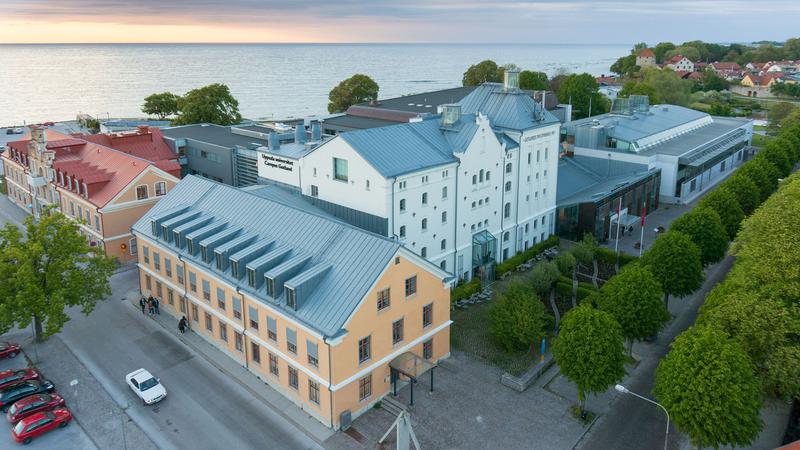 Campus Gotland, flera byggnader och havet i bakgrunden