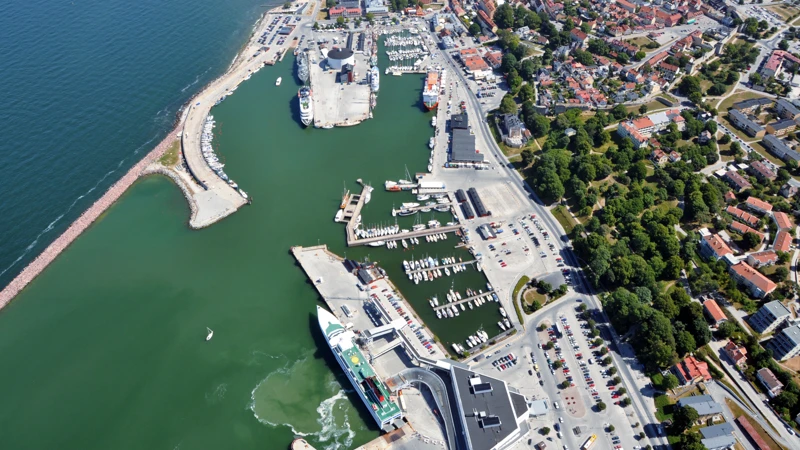 En flygbild över Visby hamn