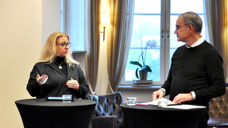 Några personer som står framför ett bord.
