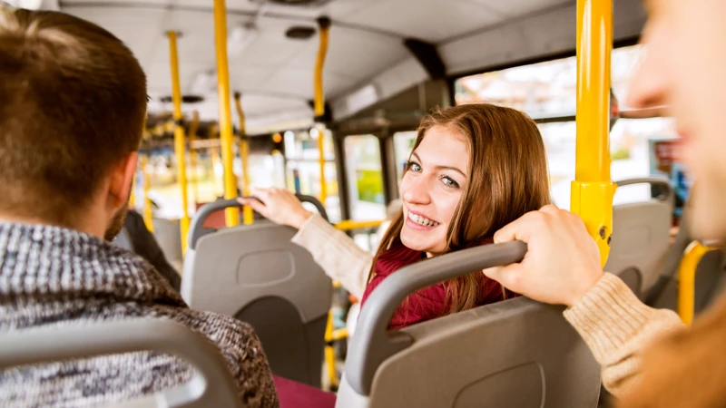 En man och en kvinna på en buss.