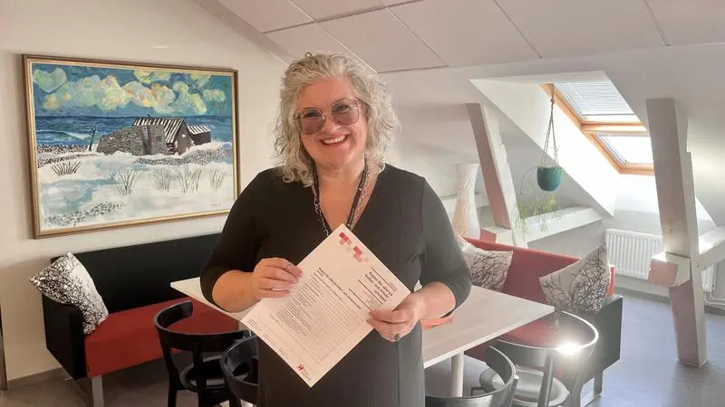 Kvinna som håller i ett dokument