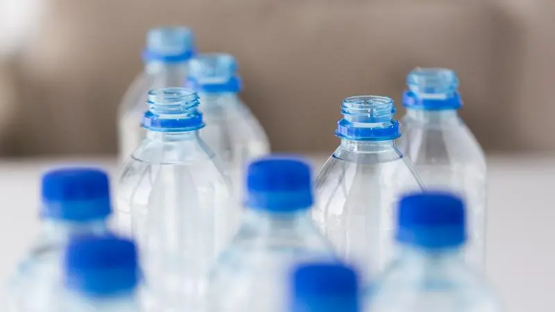 Plastflaskor med blå kork.