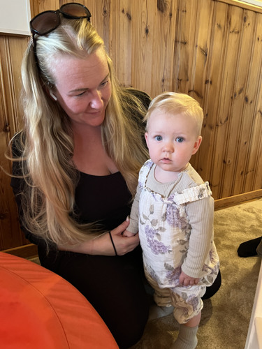Madelene Blomqvist med dottern Olivia uppskattar närheten till den nya öppna förskolan.