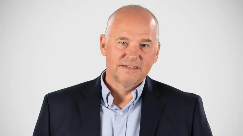 Porträtt av man med kavaj