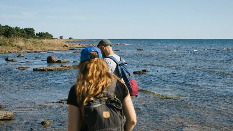 Människor som vandrar vid havet