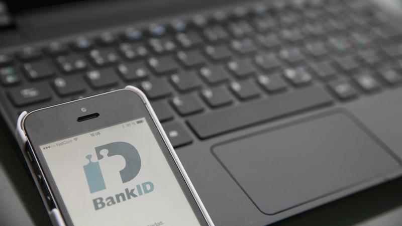 Dator och mobiltelefon med Bank-id på skärmen.
