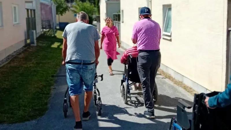 Personer som är ute och promenerar.