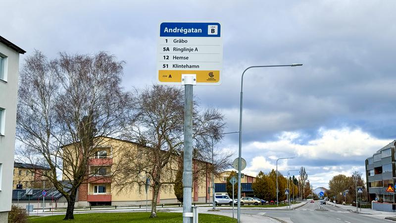 En toppskylt som visar busslinjer och hållplatsnamn.