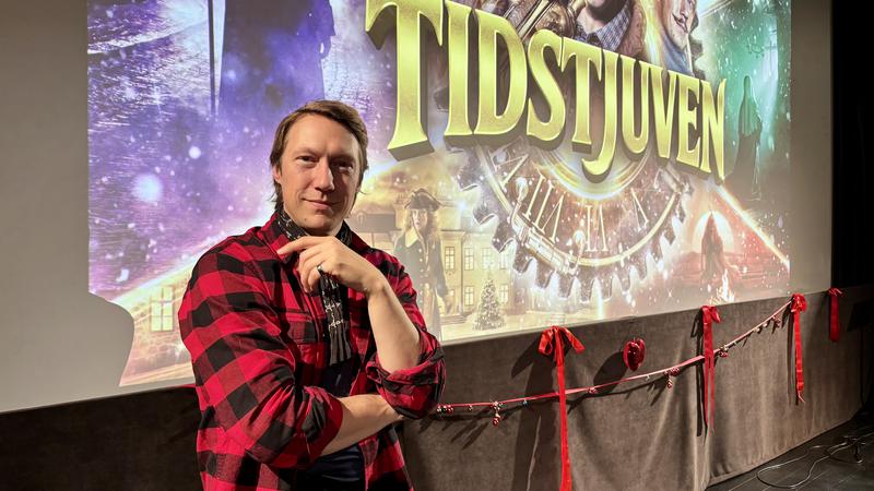Man framför filmduk på bio