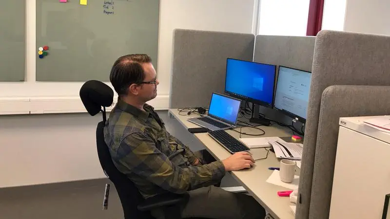 Telefonsjuksköterskan Jesper sitter vid sin dator på sjukvårdsrådgivningen 1177 Gotland.