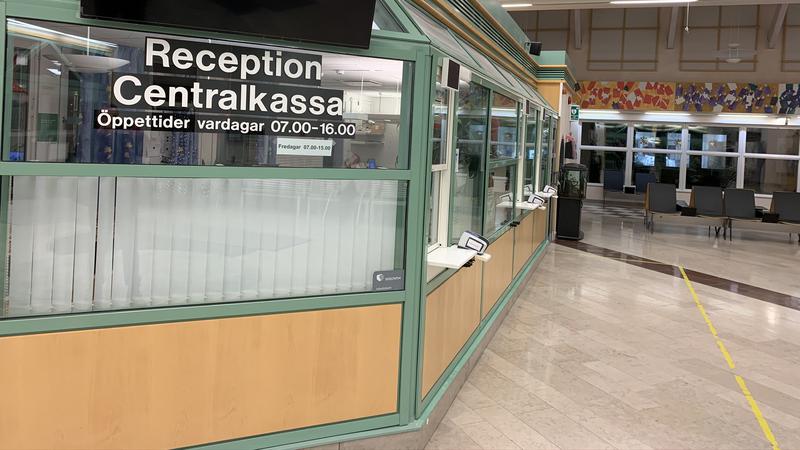 Bild på Visby lasaretts centralkassa som ligger precis innanför huvudentrén.