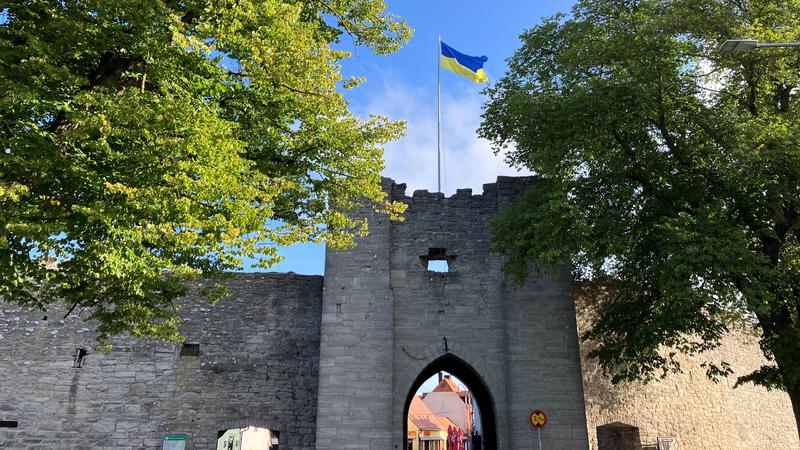 Ukrainska flaggan vajar på ringmuren.