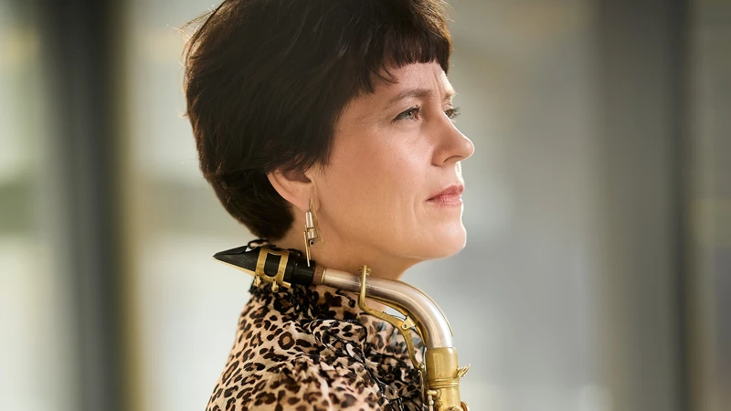 Saxofonisten Amanda Sedgwick är årets Gullinpristagare. Fotograf: Mikael Silkeberg.