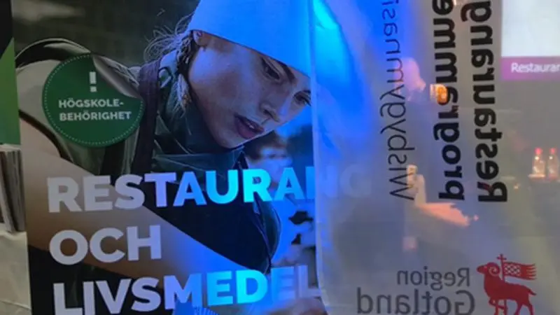 Upplyst skylt i en mörk lokal med texten restaurang och livsmedel