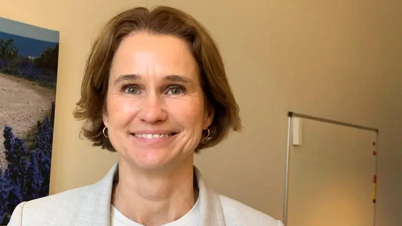 Ulrika Jansson står i sitt arbetsrum.