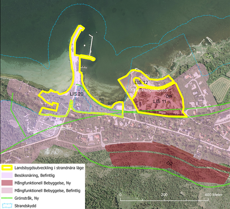 Flygbild över LIS-område Burgsvik hamn samt Stenfabriken Burgsvik.  Teckenförklaring:  Gul linje: Landsbygdsutveckling i strandnära läge Ljuslila yta: Besöksnäring, befintlig Mörkrosa yta: Mångfunktionell bebyggelse, ny Ljusrosa yta: Mångfunktionell bebyggelse, befintlig Streckad grön linje: Grönstråk, ny Blått streck med piggar: Strandskydd