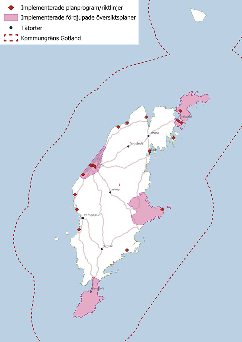 Karta över Gotland, med befintliga fördjupade översiktsplaner och program från översiktsplanen markerad. Teckenförklaring: Röda diamanter: Implementerade planprogram/riktlinjer Rosa yta med lila ytterkant: Implementerade fördjupade översiktsplaner Svarta prickar: Tätorter Streckad mörkröd linje: Kommungräns Gotland.
