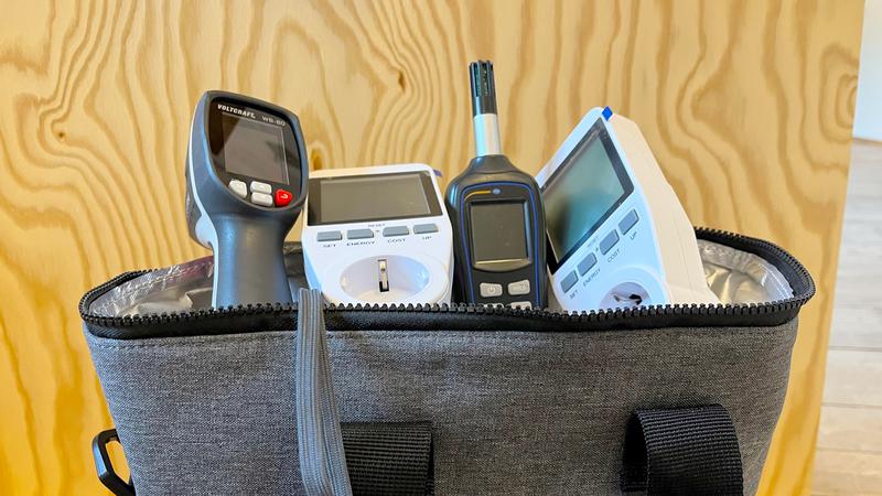 Flera elektroniska enheter i en väska.
