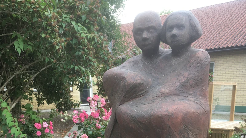 Skulptur med man och kvinna