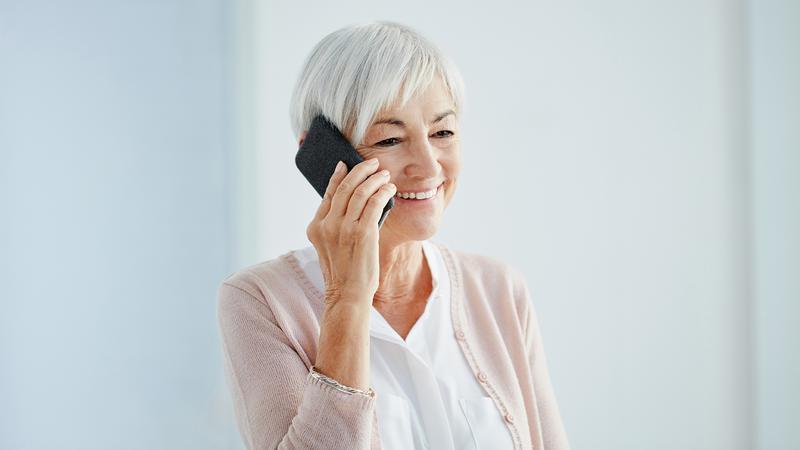 Kvinna talar i telefon