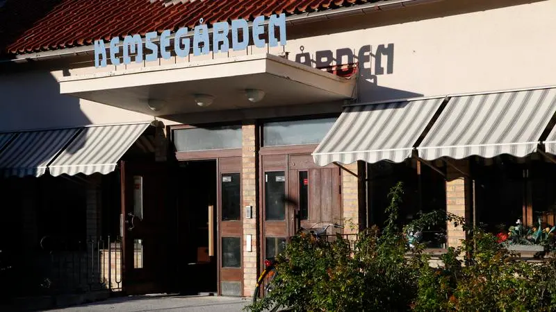 Entre till byggnad med skylt Hemsegården