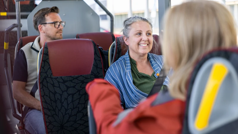 Glada resenärer på bussen