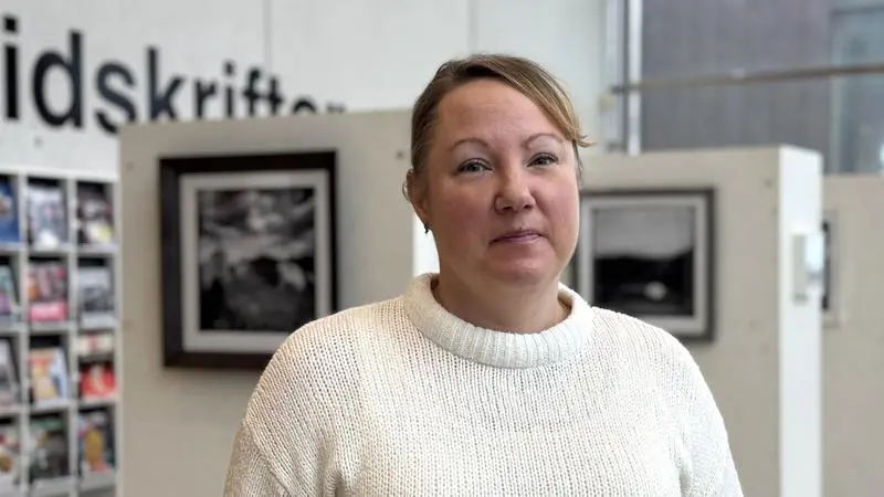 Porträtt av kvinna i en stor sal