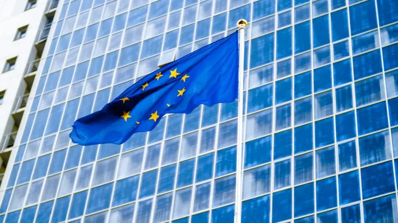 EU-flagga framför ett höghus
