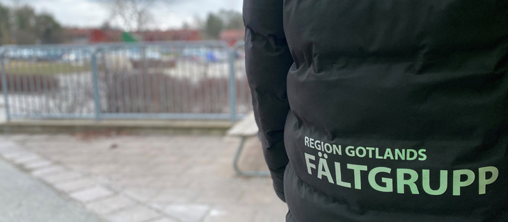 Tryckt text "Region Gotlands Fältgrupp" på jacka