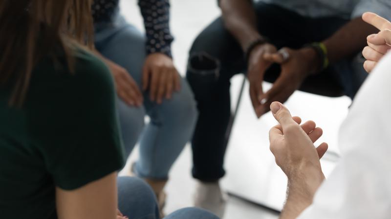 Personer som sitter och diskuterar