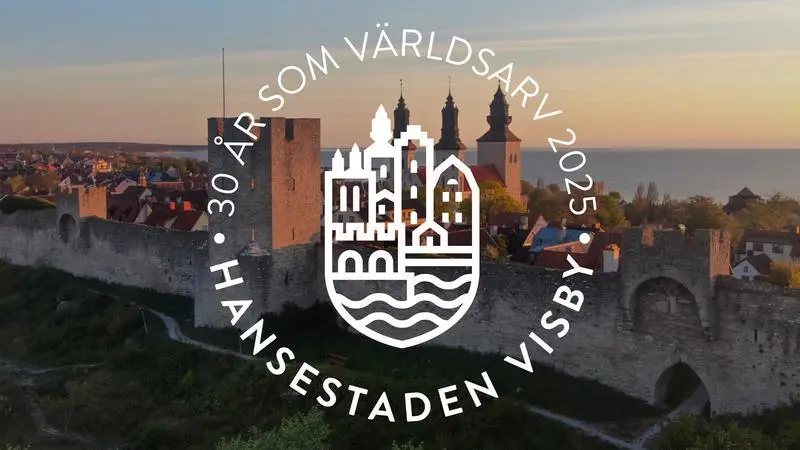 Visby stads siluett med en logga med texten "30 år som världsarv 2025 – Hansestaden Visby