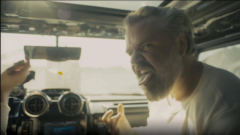 En medelålders man räcker ut tungan