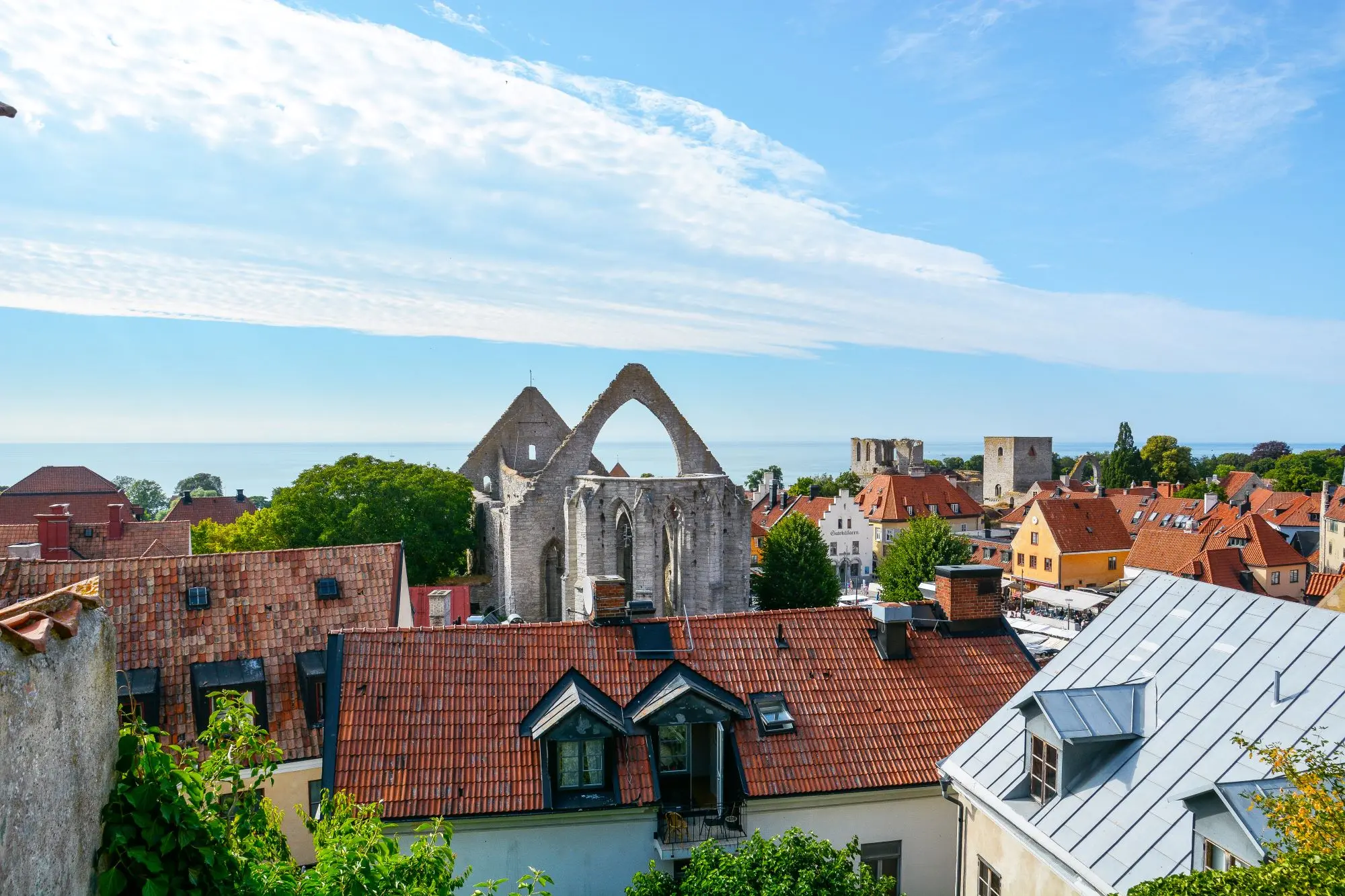 Hustaken i Visby och en havet i bakgrunden