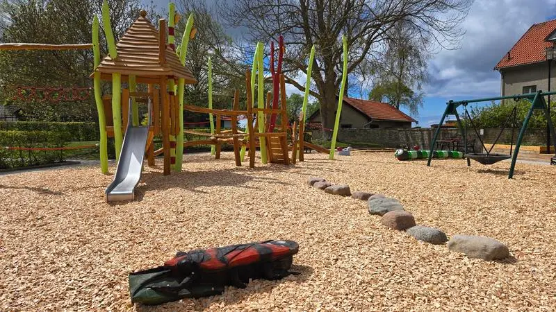 almedalens lekpark,körkmack, lekställning, gunga