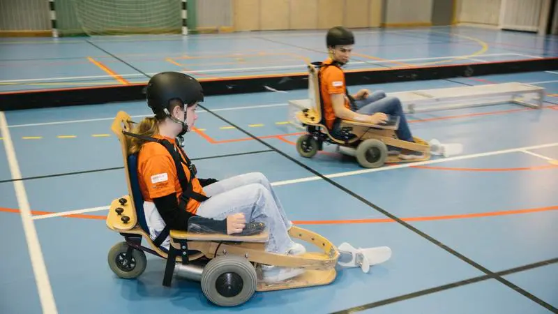 Två ungdomar i en gymnastikhall på Gotland.