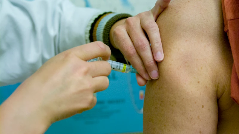 En person som vaccineras.