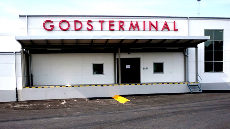 Neonljus som bildar det med flit något särskrivna ordet gods terminal