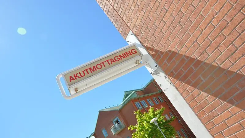 Skylt akuttmottagning på tegelvägg utanför Visby lasarett.