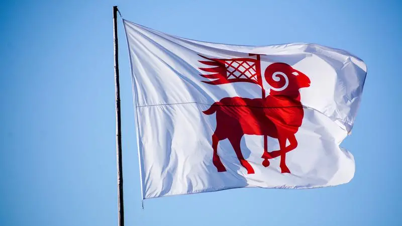 Bild på flagga med Region Gotlands varumärke