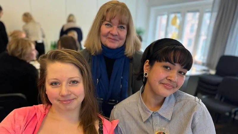 Emelie Ottosson, Maj-Lis Melander och Emmie Hellström från Syréngården var några som tog emot diplom och blommor.