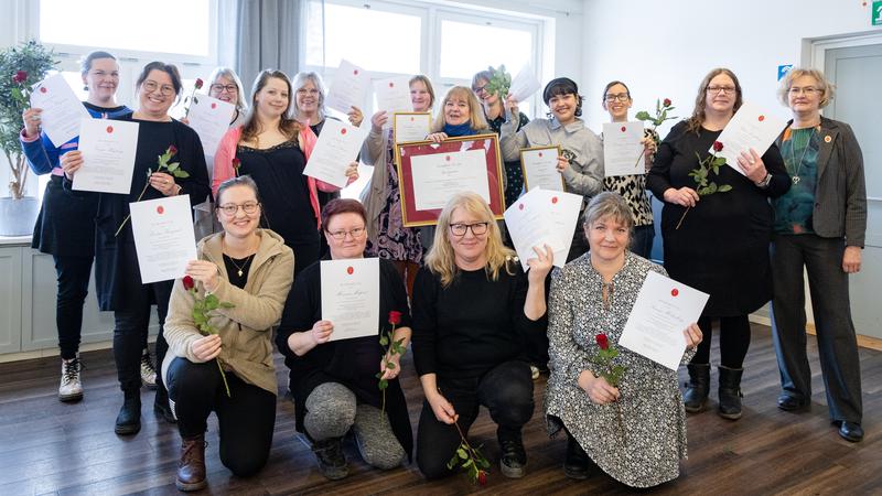 Medarbetare från Syréngården, med kursledare håller upp diplom..