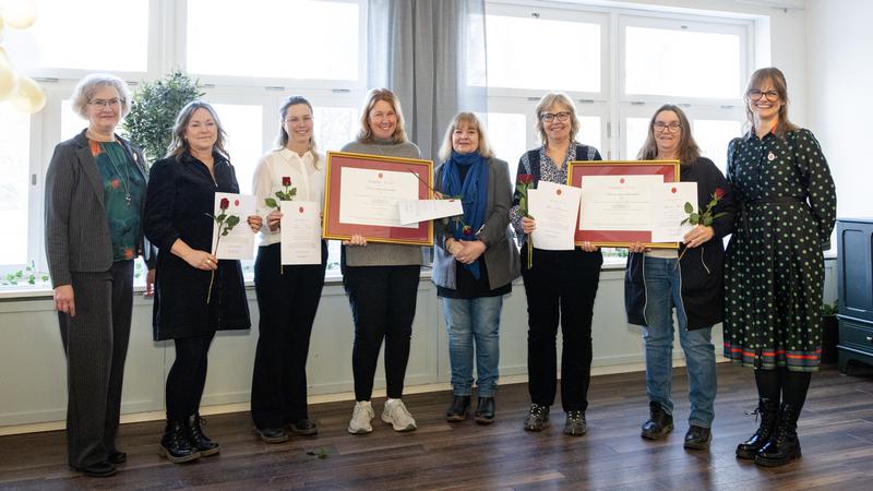 Medarbetare och chefer från Astuen och Violen med kursledare håller upp diplom..