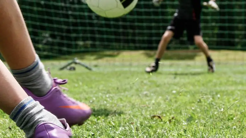 Ungdomar som spelar fotboll