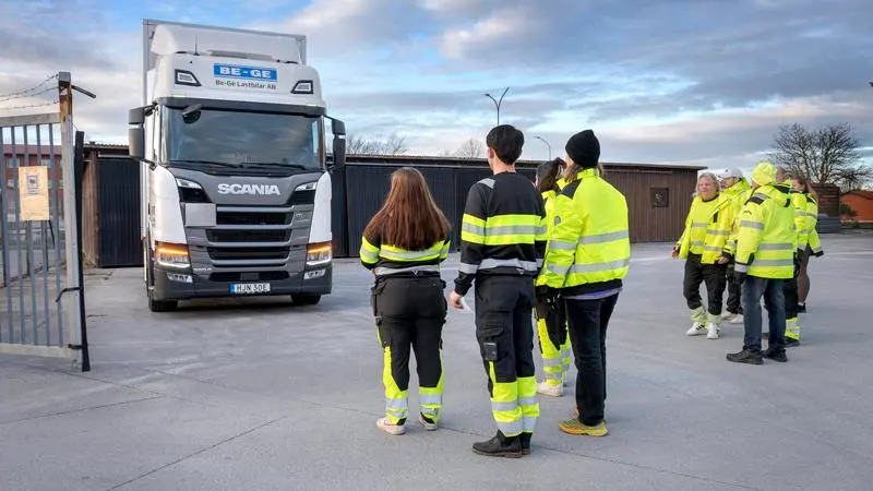 Elever framför lastbilen